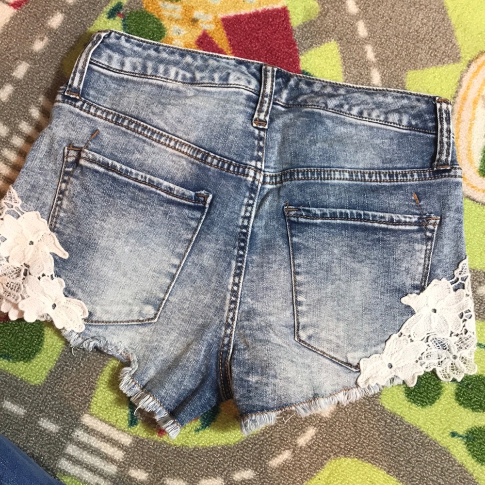 High rise Short Shorts with lace appliqué - Picture 4 of 8